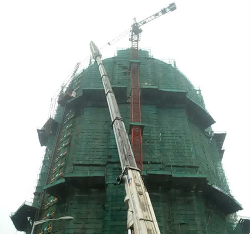 萨尔图吊车在工地上作业